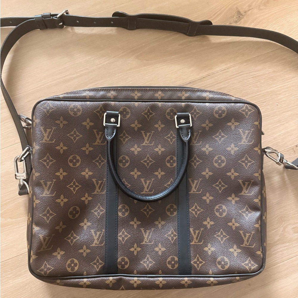Authentic LOUIS VUITTON
Monogram Macassar Porte Documents-Voyage PM